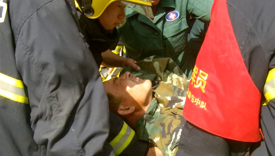 抚顺市局东洲消防大队新屯中队成功救助被困高处的受伤工人
